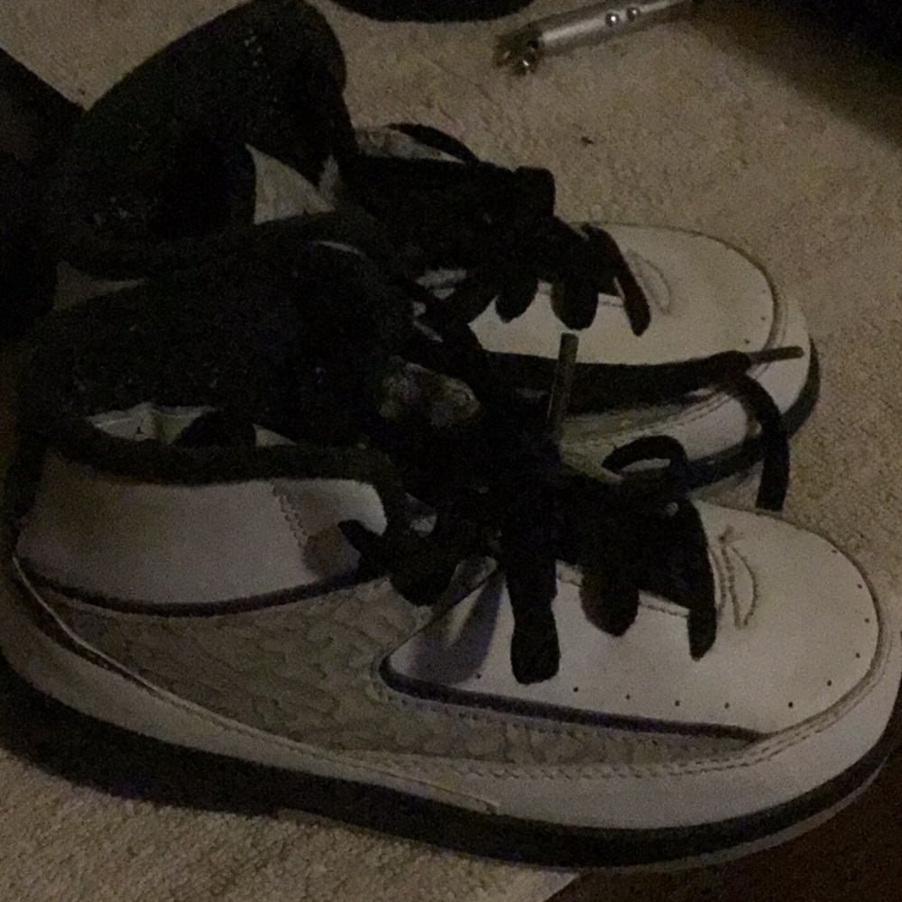 Tennis shoes
